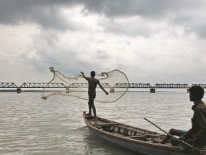 Pescatori sul fiume Tista