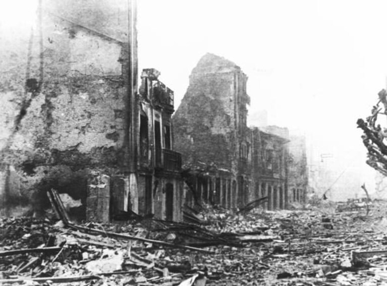 La città di Guernica subito dopo i bombardamenti, nel 1937