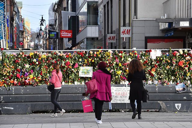 Corone di fiori all'esterno del centro commerciale Åhléns di Stoccolma, teatro dell'attentato di venerdì 7 aprile (Getty).