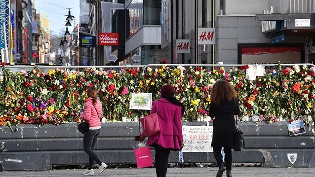 Corone di fiori all'esterno del centro commerciale Åhléns di Stoccolma, teatro dell'attentato di venerdì 7 aprile (Getty).