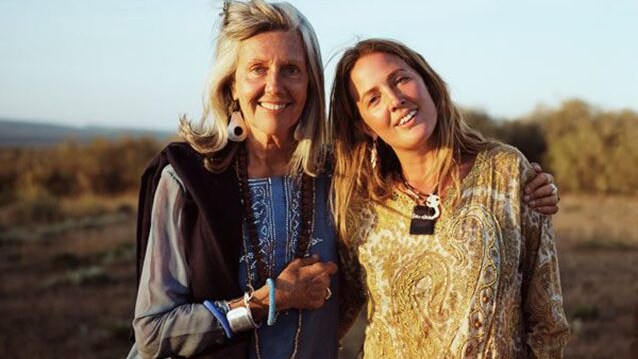 Kuki Gallmann, sulla sinistra, insieme alla figlia Sveva (Facebook).
