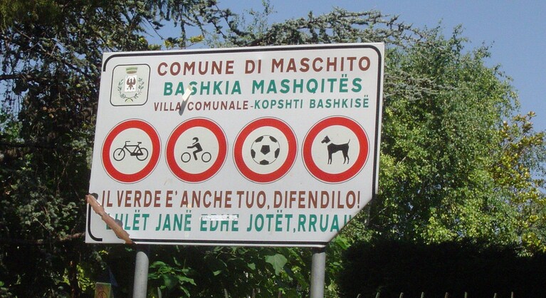 Cartello stradale bilingue (italiano-arbëreshe) a Maschito, in Basilicata