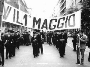 Una manifestazione in occasione del primo maggio, a Roma (anni Cinquanta)