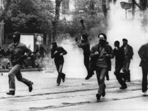 Torino 1977: gli scontri che precedono l'attentato all'Angelo Azzurro (Wikipedia).