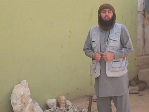 Il jihadista dell’Isis prima di distruggere i reperti archeologici