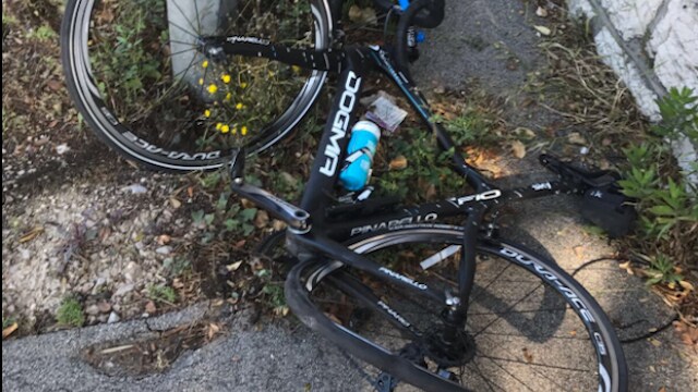 La bicicletta di Froome distrutta nell'incidente (foto Twitter @chrisfroome)