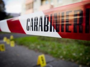 Il nastro dei carabinieri isola una scena del crimine (repertorio)