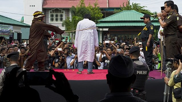 Condanna alla fustigazione per una coppia gay indonesiana (Getty).