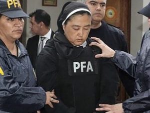 Kosaka Kumiko, la suora pedofila in manette (Twitter).