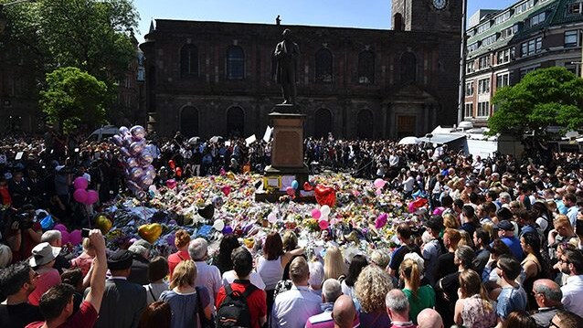 Folla radunata a St. Ann's Square a Manchester in ricordo delle vittime dell'attentato del 22 maggio (Getty).