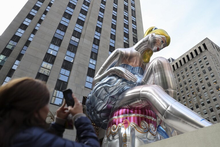 La "Seated Ballerina" di Jeff Koons, nel cuore di New York