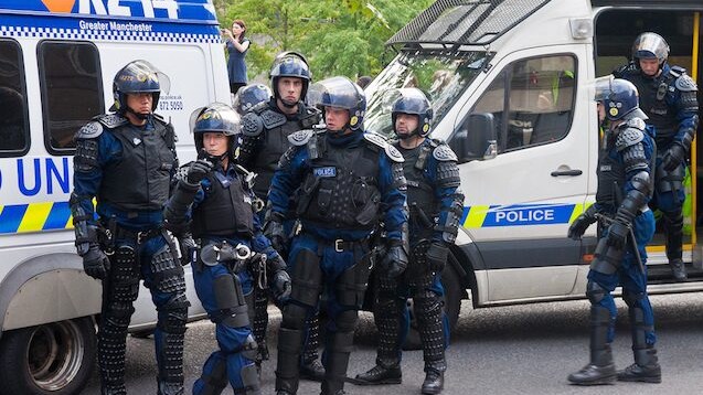 Polizia britannica in tenuta anti-sommossa (credits to Phil Long)