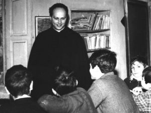 Don Milani con i suoi allievi