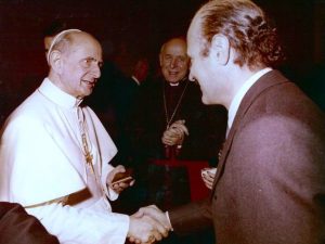 Papa Paolo VI stringe la mano a Roberto Calvi