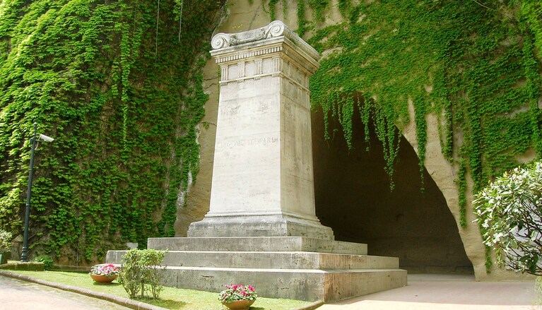 La tomba di Leopardi, presso il Parco Virgiliano di Napoli