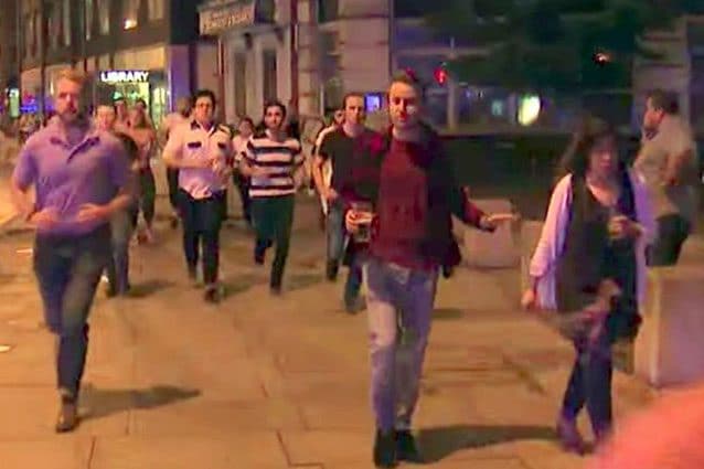 Il ragazzo che scappa dagli attacchi di Londra con la sua birra (Twitter).