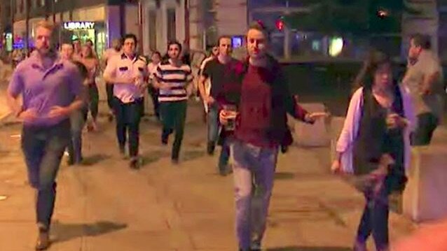Il ragazzo che scappa dagli attacchi di Londra con la sua birra (Twitter).