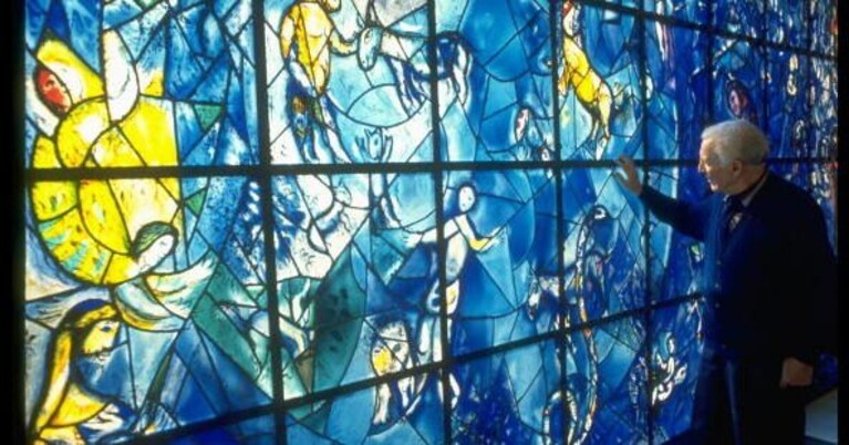 Marc Chagall davanti ad una delle sue vetrate dipinte
