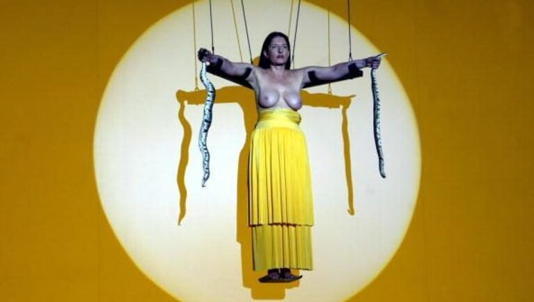 Marina Abramović in un'altra delle sue performance