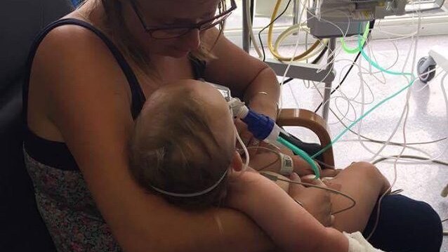 Chrissy Lennon e suo figlio Ollie di 1 anno (Facebook).