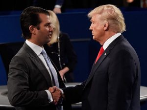 Trump stringe la mano a suo figlio, Donald Jr (Getty).