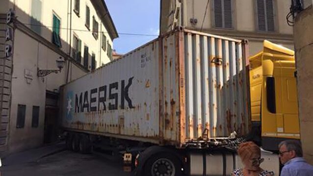 Tir bloccato tra via Verdi e via Ghibellina, Firenze (Twitter).