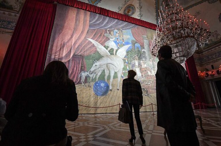 L'enorme sipario Parade esposto al Museo di Capodimonte