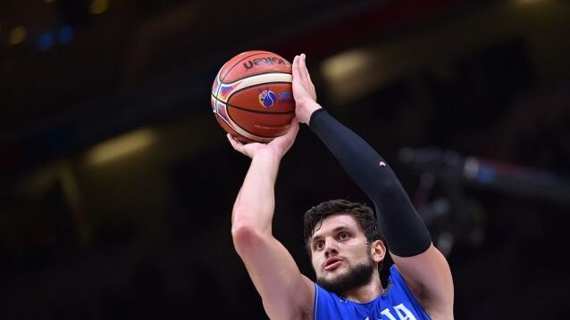 Alessandro Gentile al tiro con la maglia della Nazionale @Getty Images