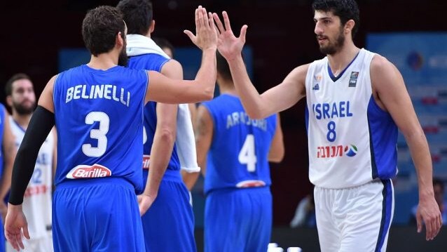 Belinelli e Eliyahu dopo la sfida fra Italia e Israele di due anni fa @Getty Images