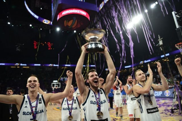 Dragic alza il trofeo di campione europeo @Getty Images