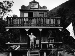Christopher Felver, Ferlinghetti at Old West Hotel, 1981 Collezione dell’artista, Sausalito, California © Chris Felver