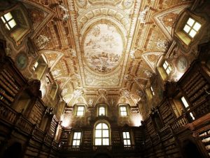 La storica biblioteca dei Girolamini di Napoli.