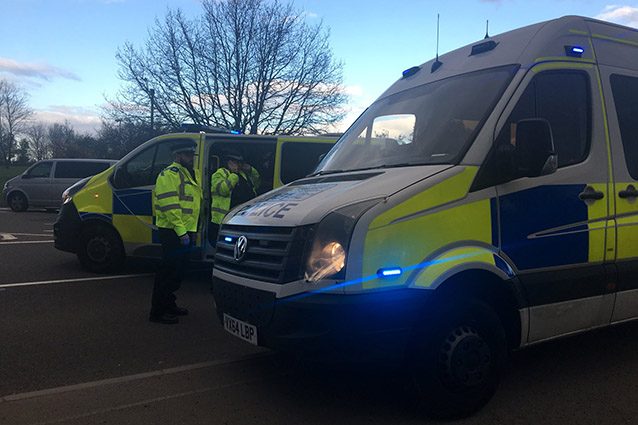 Polizia all'esterno del bowling di Nuneaton (Twitter).