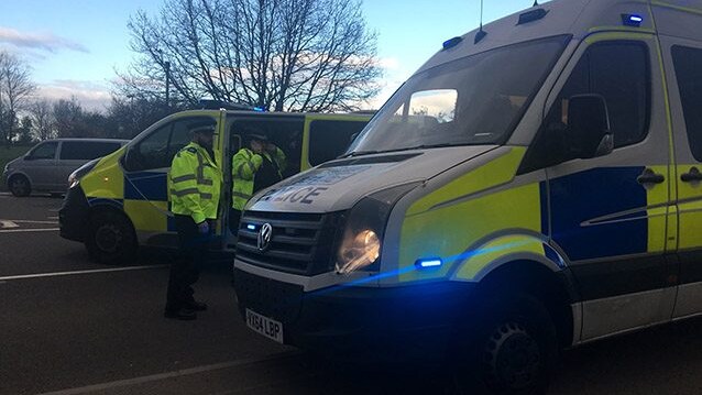 Polizia all'esterno del bowling di Nuneaton (Twitter).
