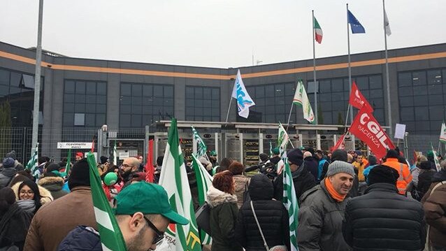 La protesta dei lavoratori Amazon dell'hub di Piacenza.