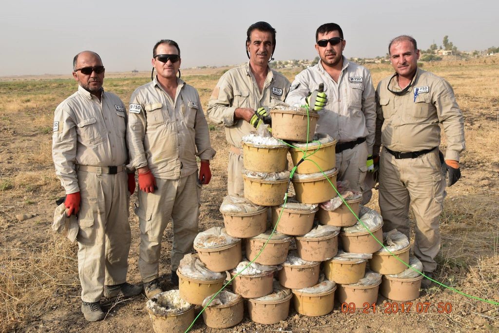 Esperti bonificando gli ordigni dell’Isis in Iraq (Steve Kosier/Swiss Foundation for Mine Action