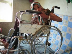 Noran, 13 anni, rimasta paralizzata per lo scoppio di una bomba dopo un attacco aereo (Save the Children)