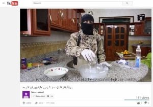 Un fotogramma del video con le istruzioni per fabbricare bombe diffuso in rete dall’Isis
