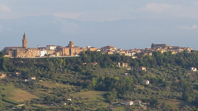 Veduta panoramica di Città Sant'Angelo (Wikipedia).