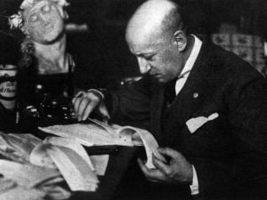 Gabriele D'Annunzio nel suo studio.