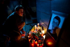 Il tributo a Jan Kuciak davanti alla sede del suo giornale (Gettyimages)