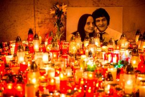 Centinaia di candele sono state poste di fronte a un ritratto del giornalista investigativo slovacco Jan Kuciak e della sua fidanzata Martina Kusnirova nel centro di Bratislava (Gettyimages)