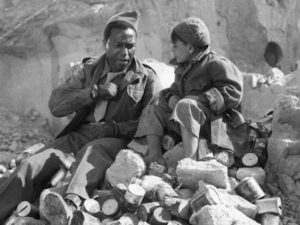 La celebre scena ambientata a Napoli del film "Paisà" di Rossellini.