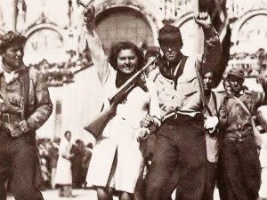 Partigiani in piazza San Marco, a Venezia, nei giorni della liberazione.