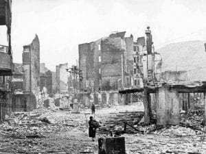 La devastazione provocata dal bombardamento di Guernica, 1937.