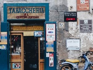 "A tobacconist in centro antico", dalla serie fotografica "City Limitless", Ahtziri Lagarde.