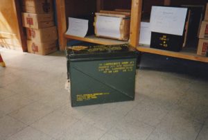 Una delle casse di proiettili all’uranio impoverito ritrovate nel 1994 nell’armeria di via Montagna Spaccata a Napoli
