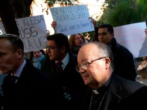 La protesta degli studenti cileni durante la visita di Charles Scicluna all’univesità di Santiago (Gettyimages)