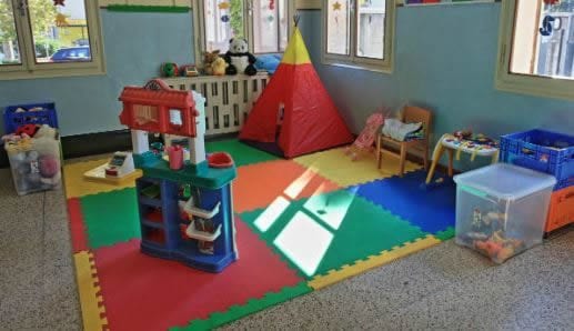 “Una mamma è arrivata a scuola e ha picchiato due educatrici, una cosa inaudita”: 118 e carabinieri sul posto