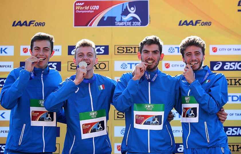 La staffetta azzurra 4x400 (fonte fidal.it) fa festa per l'oro